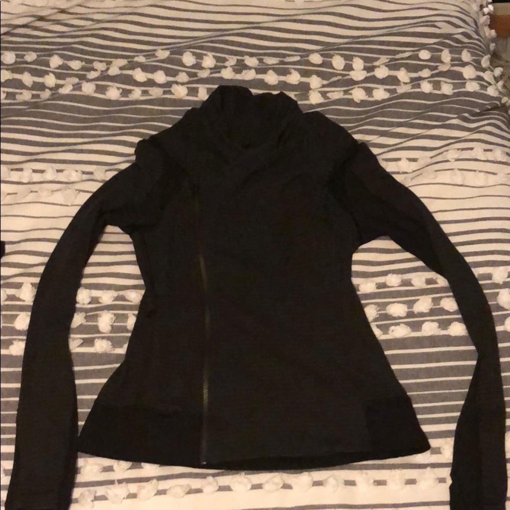 Sweater with double breasted zippers.